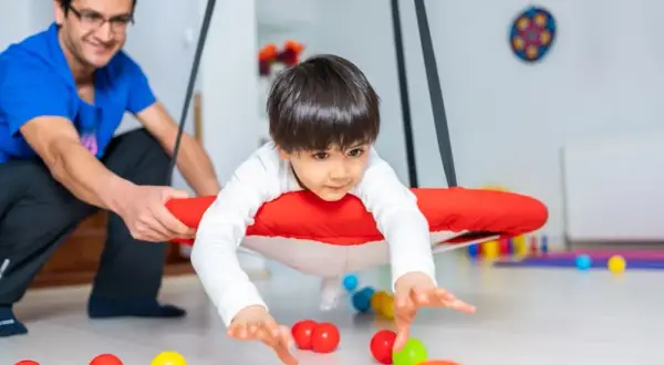 Cele integracji sensorycznej: Jak terapia wspiera rozwój dzieci