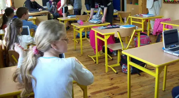 Czym jest szkoła integracyjna? Zalety, rekrutacja i różnice w porównaniu do tradycyjnej